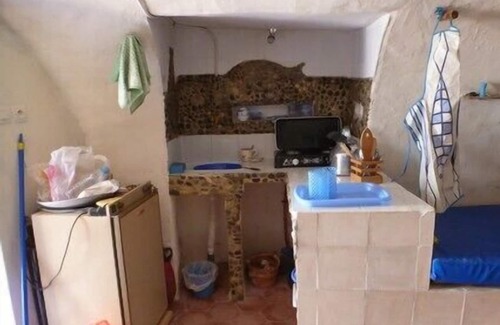 Tnine Aglou Cabina | Troglodita pescador vivienda frente al mar en la playa de arena
