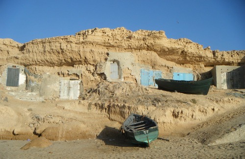 Tnine Aglou Cabina | Troglodita pescador vivienda frente al mar en la playa de arena