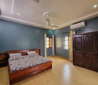 Porto-Novo Apartamento | trois chambres et salon avec balcon à Porto Novo