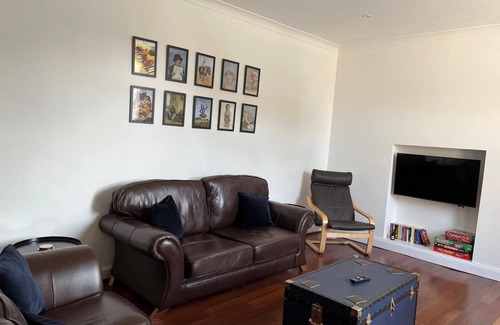 Troon Apartamento | Troon town centre apartment. Great for golf, beach, coastal walks and much more.