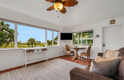 Treasure Island Condominio | Tropic Terrace Suite #27 - Beachfront Rental 1 Bedroom Condo by Redawning