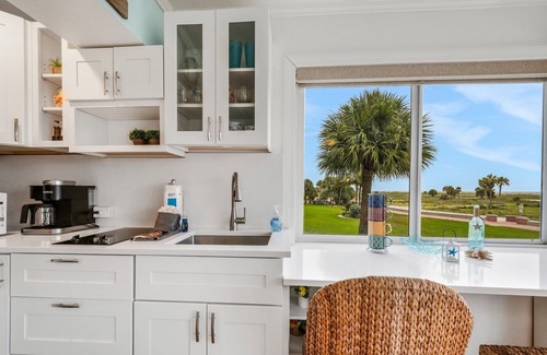 Treasure Island Condominio | Tropic Terrace Suite #27 - Beachfront Rental 1 Bedroom Condo by Redawning