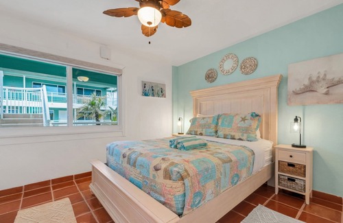 Treasure Island Condominio | Tropic Terrace Suite #27 - Beachfront Rental 1 Bedroom Condo by Redawning