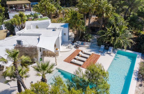 Sant Antoni de Portmany Villa | Villa de lujo tropical, 7 habitaciones con baño privado, vistas al mar / atardecer