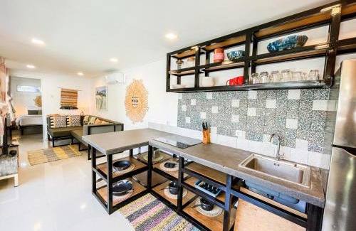 Selong Belanak Apartamento | Tropical 2BR Escape & Walk to Selong Belanak Beach