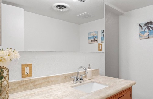 Arts District Condominio | TROPICAL ABODE: COMMUNITY POOL + RELAXING PATIO