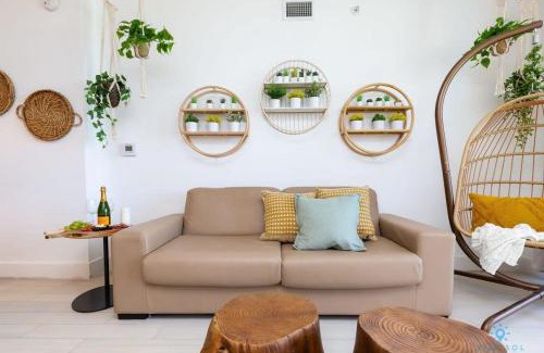 Hallandale Beach Apartamento | Tropical Apartment with Balcony - Pool - Up To 4 - Gym