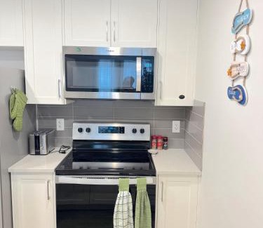 Southeast Calgary Apartamento | Tropical Caribbean-Themed Cozy Getaway - King Bed