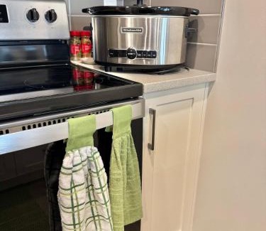 Southeast Calgary Apartamento | Tropical Caribbean-Themed Cozy Getaway - King Bed