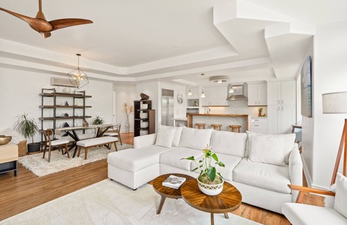 Kaiulani Casa | Tropical Elegance: Tropical Elegance, Acacia Bar, Jetted Tub & Majestic Views