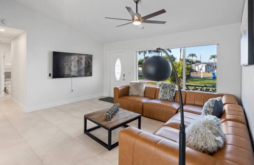 Pembroke Pines Villa | 🏝️ Tropical Escape: Captivating 5BR/3 Villa with Guest House and Heated Pool 🌴🌞