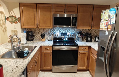 Key Shore Casa | Playa tropical Tomehome w / 2-Master Suites, patio privado. Pasos para Océano!