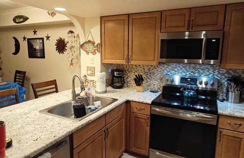 Key Shore Casa | Playa tropical Tomehome w / 2-Master Suites, patio privado. Pasos para Océano!