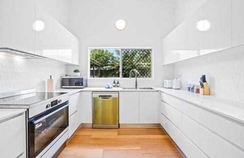 Holloways Beach Casa | Tropical Family Oasis with Pool – Steps from Holloways Beach!