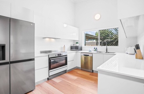 Holloways Beach Casa | Tropical Family Oasis with Pool – Steps from Holloways Beach!