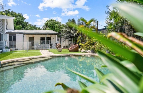 Holloways Beach Casa | Tropical Family Oasis with Pool – Steps from Holloways Beach!
