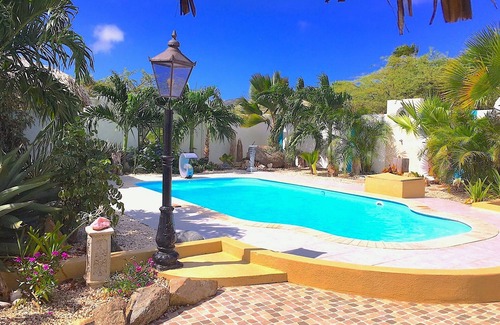 De Bruynewijk Villa | PISCINA PRIVADA Villa de 3 dormitorios ~ 90 segundos de la playa ~ piscina propia y tiki Ba