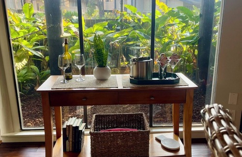 Kaiulani Condominio | Tropical Garden Condo with AC and pool
