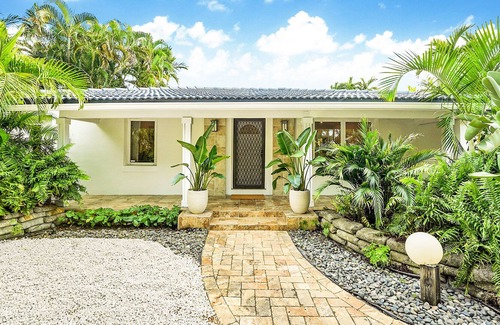 Biscayne Park Casa | Tropical garden Villa w/ pool, game room, fire pit