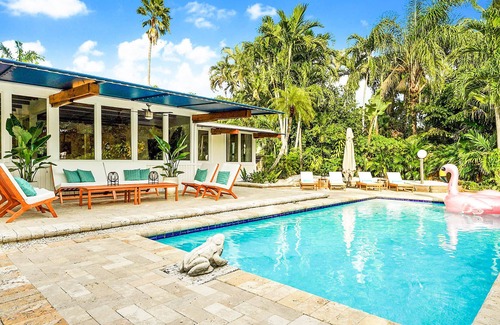 Biscayne Park Casa | Tropical garden Villa w/ pool, game room, fire pit