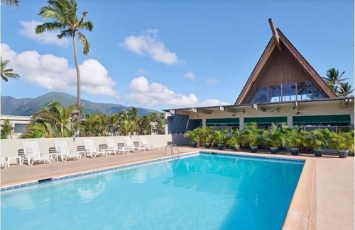 Kahului Apartamento | Tropical Gardens View Room w/ WiFi, Large TV, & Mini Refrigerator