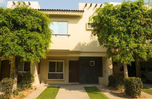 Flamingos Casa | Tropical Getaway in Flamingos near Beach