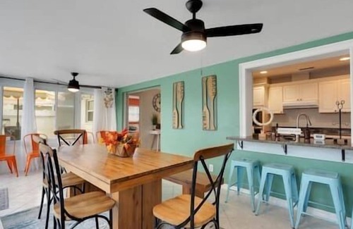 Bradenton Casa | Tropical Getaway: Pool, Putting Green,Near Beaches