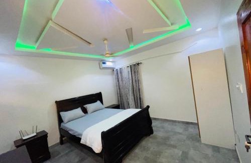 West Coast Division Apartamento | Tropical Getaway - Rooftop Apartment