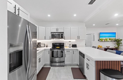 Central Oakland Park Casa | Tropical Getaway w Huge Yard! BNR Vacation Rentals