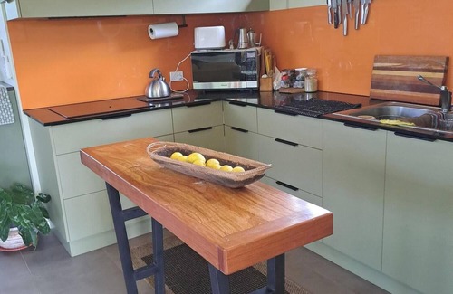Mission Beach Apartamento | Tropical Green Haven. Small centrally located self-contained apartment .