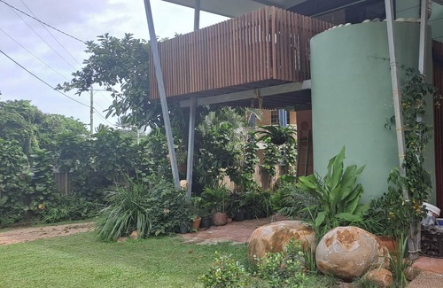 Mission Beach Apartamento | Tropical Green Haven. Small centrally located self-contained apartment .