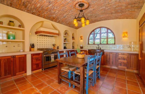 Laguna Hills Villa | Villa mexicana estilo hacienda tropical en comunidad segura cerrada