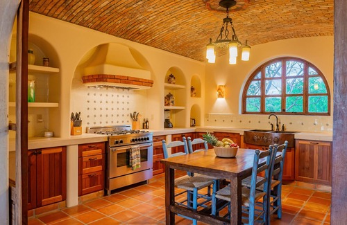 Laguna Hills Villa | Villa mexicana estilo hacienda tropical en comunidad segura cerrada