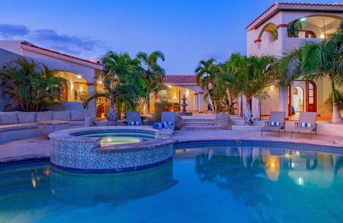 Laguna Hills Villa | Villa mexicana estilo hacienda tropical en comunidad segura cerrada