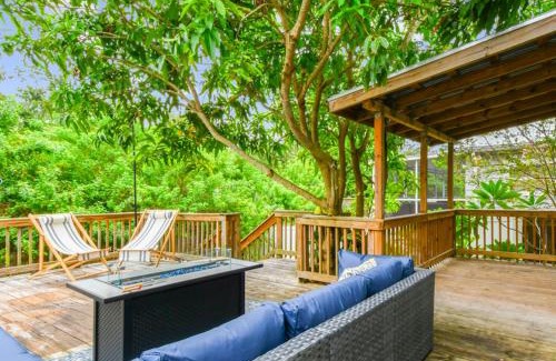 Port Tampa City Casa | Tropical Haven- Hot Tub, Deck, Near Beach, New!
