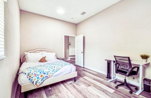 Port Tampa City Casa | Tropical Haven- Hot Tub, Deck, Near Beach, New!