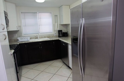 Mango Groves Cabaña | Piscina climatizada tropical en casa en un divertido pueblo junto a la playa Capacidad para 8 personas Privado