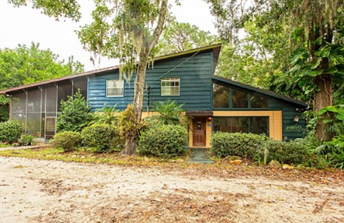 Keystone Casa | Tropical historic lodge w/firepit, close to Tarpon springs and great golf spots