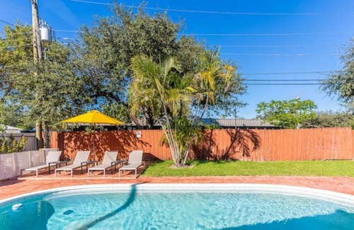 Driftwood Casa | Tropical Home with Guest house and Private Pool