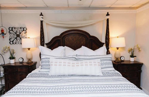American Fork Cama Y Desayuno | Tropical Jungle Themed Suite with real sand, King Bed