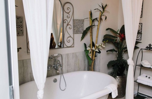 American Fork Cama Y Desayuno | Tropical Jungle Themed Suite with real sand, King Bed