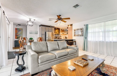 Stuart Casa | 'Tropical Landing' Stuart Home w/ Pool + Grill!
