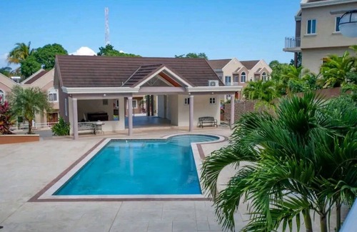 Ocho Rios Casa | Tropical Luxury 2 bedroom Jamaican townhouse