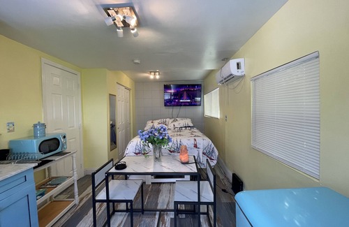 Mango Groves Apartamento | Tropical Maritime 1.5 mi to beach & 0.3 mi to downtown