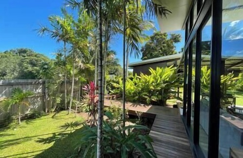 Mission Beach Casa | Tropical Modernist Retreat is set up as a contemporary beach abode