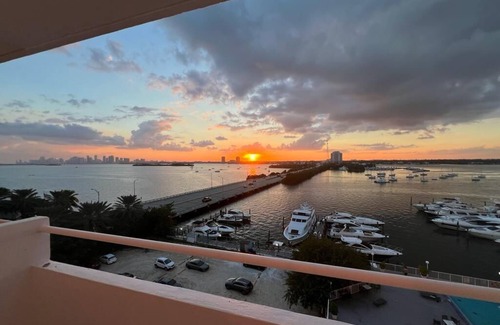 North Bay Village Apartamento | Tropical Oasis Getaway