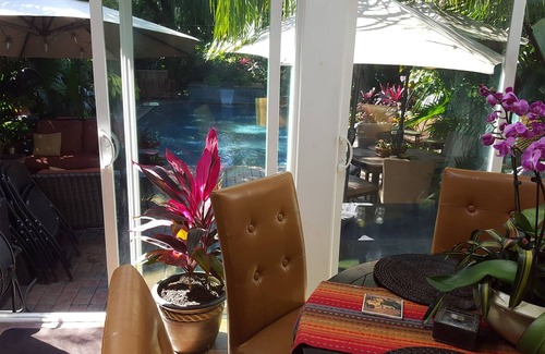 East Riverside Casa | Casa de 3 habitaciones con patio tropical y spa / piscina climatizada (que cumple con NOLA STR)