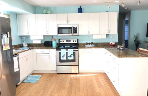 Gulfport Casa | Tropical Beach Oasis - 3BR/2BA - 5 blocks to the beach