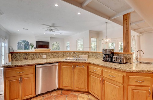Lake Ida Shores Casa | Tropical Oasis - 5 bdrm w/ pool & private cottage in Delray Beach