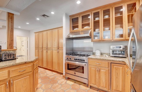 Lake Ida Shores Casa | Tropical Oasis - 5 bdrm w/ pool & private cottage in Delray Beach